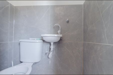 Banheiro de kitnet/studio para alugar com 1 quarto, 18m² em Ipiranga, São Paulo