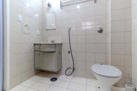 Banheiro de kitnet/studio para alugar com 1 quarto, 47m² em República, São Paulo