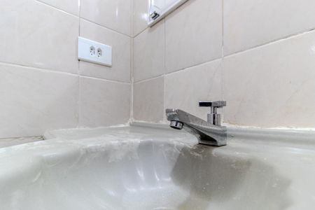 Banheiro de kitnet/studio para alugar com 1 quarto, 47m² em República, São Paulo