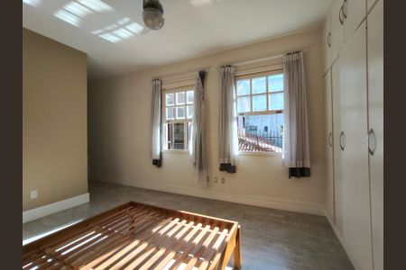 Casa à venda com 307m², 4 quartos e 2 vagasSuíte