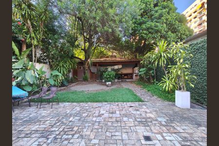 Casa à venda com 307m², 4 quartos e 2 vagasQuintal