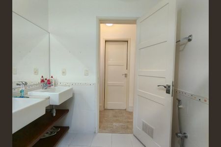 Casa à venda com 307m², 4 quartos e 2 vagasBanheiro Corredor