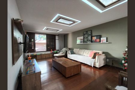 Casa à venda com 307m², 4 quartos e 2 vagasSala