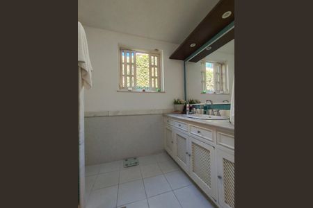 Casa à venda com 307m², 4 quartos e 2 vagasBanheiro da Suíte