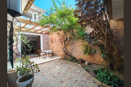 Casa à venda com 307m², 4 quartos e 2 vagasQuintal