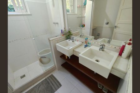 Casa à venda com 307m², 4 quartos e 2 vagasBanheiro Corredor