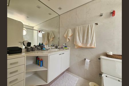 Apartamento à venda com 184m², 3 quartos e 4 vagasBanheiro da Suíte 2