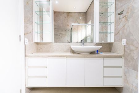 Casa de condomínio à venda com 248m², 3 quartos e 4 vagasBanheiro da Suíte 1