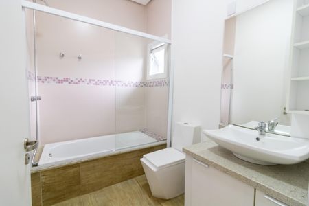 Casa de condomínio à venda com 248m², 3 quartos e 4 vagasBanheiro da Suíte 2