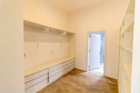 Casa de condomínio à venda com 248m², 3 quartos e 4 vagasCloset da suíte 1