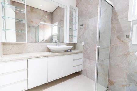 Casa de condomínio à venda com 248m², 3 quartos e 4 vagasBanheiro da Suíte 1