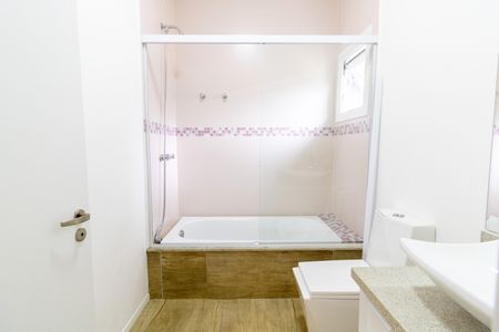 Casa de condomínio à venda com 248m², 3 quartos e 4 vagasBanheiro da Suíte 2