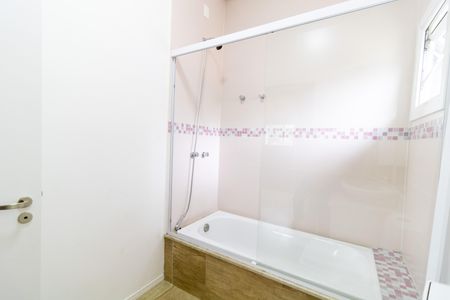 Casa de condomínio à venda com 248m², 3 quartos e 4 vagasBanheiro da Suíte 2