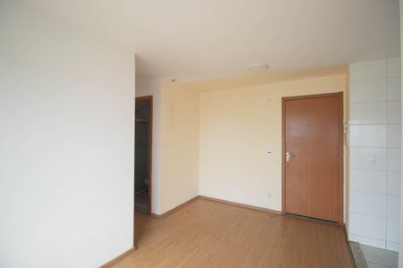 Sala de apartamento para alugar com 2 quartos, 48m² em Colubandê, São Gonçalo