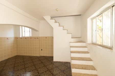 Casa para alugar com 150m², 2 quartos e 2 vagasEscada
