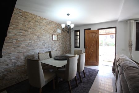 Sala de casa de condomínio para alugar com 4 quartos, 250m² em Taquara, Rio de Janeiro