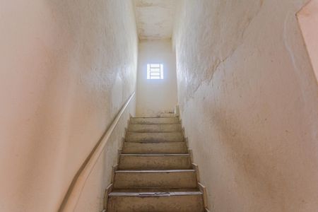 Casa à venda com 100m², 4 quartos e 1 vaga Casa à venda com 100m², 4 quartos e 1 vagaEscada de Acesso ao 2° Andar