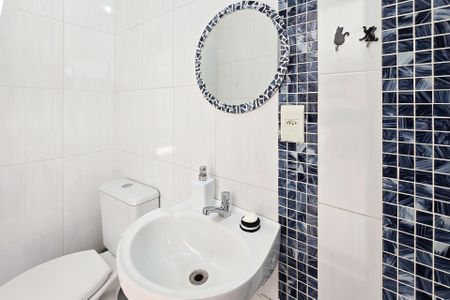 Casa à venda com 150m², 3 quartos e 2 vagas Casa à venda com 150m², 3 quartos e 2 vagasBanheiro de Serviço