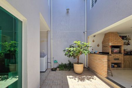 Casa à venda com 150m², 3 quartos e 2 vagas Casa à venda com 150m², 3 quartos e 2 vagasQuintal