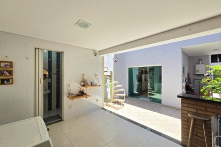 Casa à venda com 150m², 3 quartos e 2 vagas Casa à venda com 150m², 3 quartos e 2 vagasÁrea - Churrasqueira