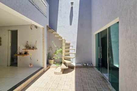 Casa à venda com 150m², 3 quartos e 2 vagas Casa à venda com 150m², 3 quartos e 2 vagasQuintal