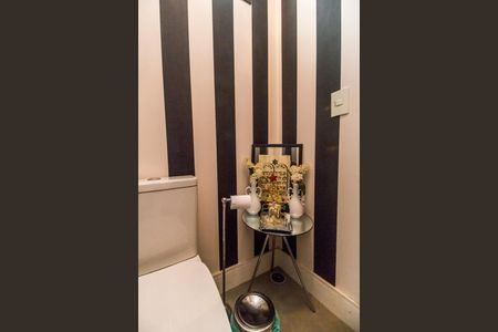 Casa de condomínio à venda com 465m², 5 quartos e 4 vagas Casa de condomínio à venda com 465m², 5 quartos e 4 vagasBanheiro da Suíte