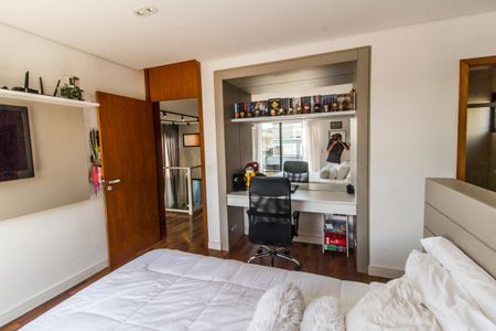 Casa de condomínio à venda com 465m², 5 quartos e 4 vagas Casa de condomínio à venda com 465m², 5 quartos e 4 vagasSuíte 3