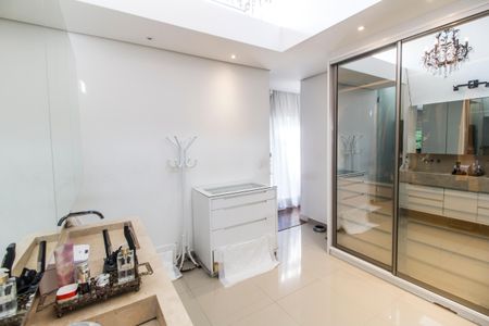 Casa de condomínio à venda com 465m², 5 quartos e 4 vagas Casa de condomínio à venda com 465m², 5 quartos e 4 vagasCloset da suíte