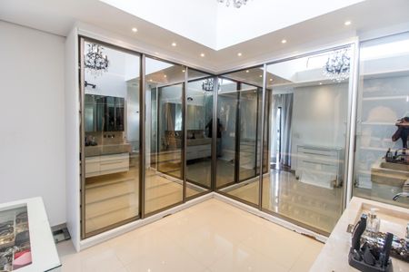 Casa de condomínio à venda com 465m², 5 quartos e 4 vagas Casa de condomínio à venda com 465m², 5 quartos e 4 vagasCloset da suíte