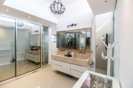 Casa de condomínio à venda com 465m², 5 quartos e 4 vagas Casa de condomínio à venda com 465m², 5 quartos e 4 vagasCloset da suíte