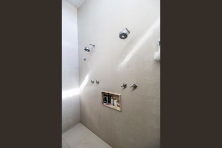 Casa de condomínio à venda com 465m², 5 quartos e 4 vagas Casa de condomínio à venda com 465m², 5 quartos e 4 vagasBanheiro da Suíte