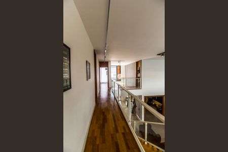 Casa de condomínio à venda com 465m², 5 quartos e 4 vagas Casa de condomínio à venda com 465m², 5 quartos e 4 vagasCorredor