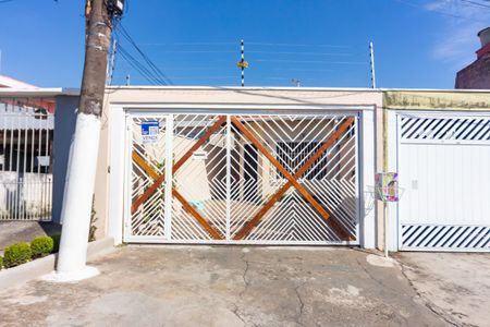 Casa à venda com 130m², 3 quartos e 2 vagas Casa à venda com 130m², 3 quartos e 2 vagasFachada