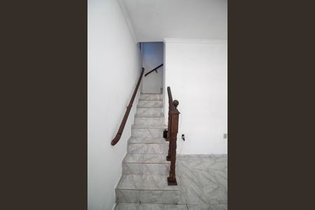 Casa para alugar com 300m², 4 quartos e 2 vagas Casa para alugar com 300m², 4 quartos e 2 vagasEscada