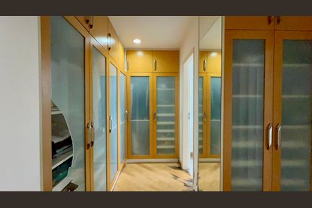 Apartamento à venda com 340m², 4 quartos e 6 vagasCloset da suíte 4