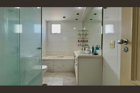 Apartamento à venda com 340m², 4 quartos e 6 vagasBanheiro da Suíte 4 Ela