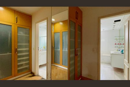 Apartamento à venda com 340m², 4 quartos e 6 vagasCloset da suíte 4