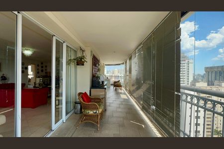 Apartamento à venda com 340m², 4 quartos e 6 vagasVaranda