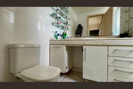 Apartamento à venda com 340m², 4 quartos e 6 vagasBanheiro da Suíte 1