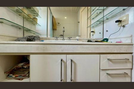 Apartamento à venda com 340m², 4 quartos e 6 vagasBanheiro da Suíte 2