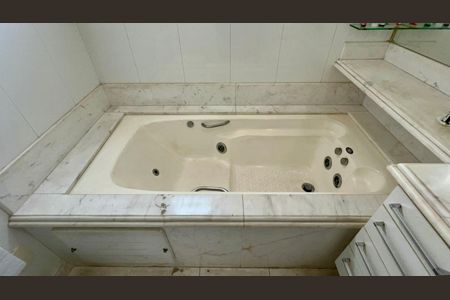 Apartamento à venda com 340m², 4 quartos e 6 vagasBanheiro da Suíte 4 Ela