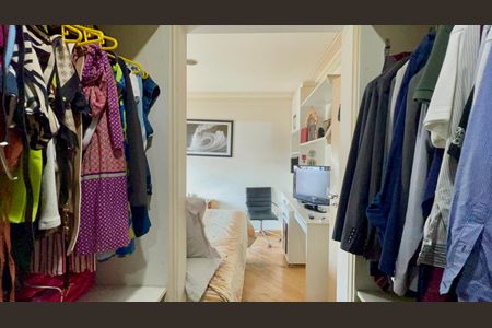 Apartamento à venda com 340m², 4 quartos e 6 vagasCloset da suíte 1
