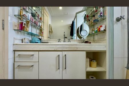 Apartamento à venda com 340m², 4 quartos e 6 vagasBanheiro da Suíte 3