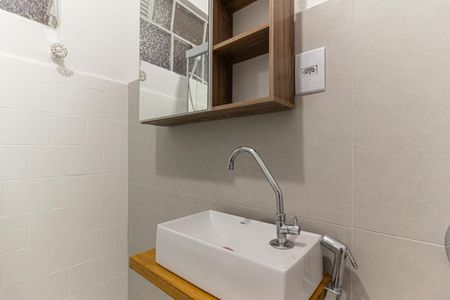 Banheiro de kitnet/studio para alugar com 1 quarto, 43m² em Santa Ifigênia, São Paulo