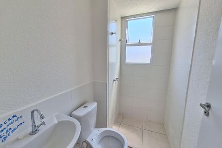 Banheiro de apartamento para alugar com 2 quartos, 42m² em Vila Ouro Preto, Duque de Caxias