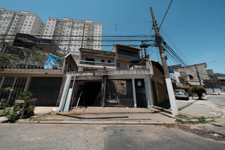 Casa para alugar com 270m², 3 quartos e 5 vagasFachada