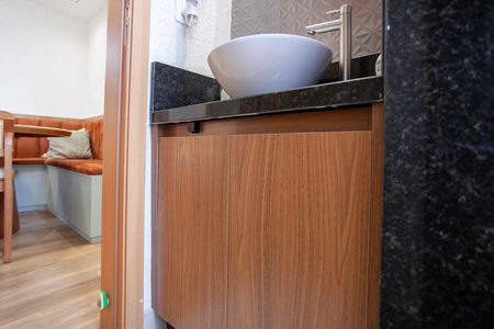 Apartamento para alugar com 70m², 2 quartos e 2 vagasBanheiro social 