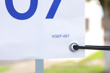 Apartamento à venda com 50m², 2 quartos e 1 vagaPlaca instalada na grade da fachada do condomínio - Código da placa VGEF-687