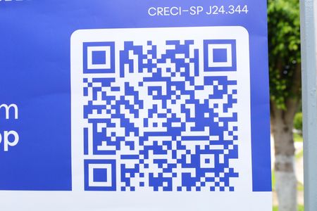 Apartamento à venda com 50m², 2 quartos e 1 vagaPlaca instalada na grade da fachada do condomínio - Código da placa VGEF-687