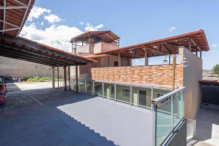 Casa à venda com 300m², 3 quartos e 7 vagas Casa à venda com 300m², 3 quartos e 7 vagasFachada